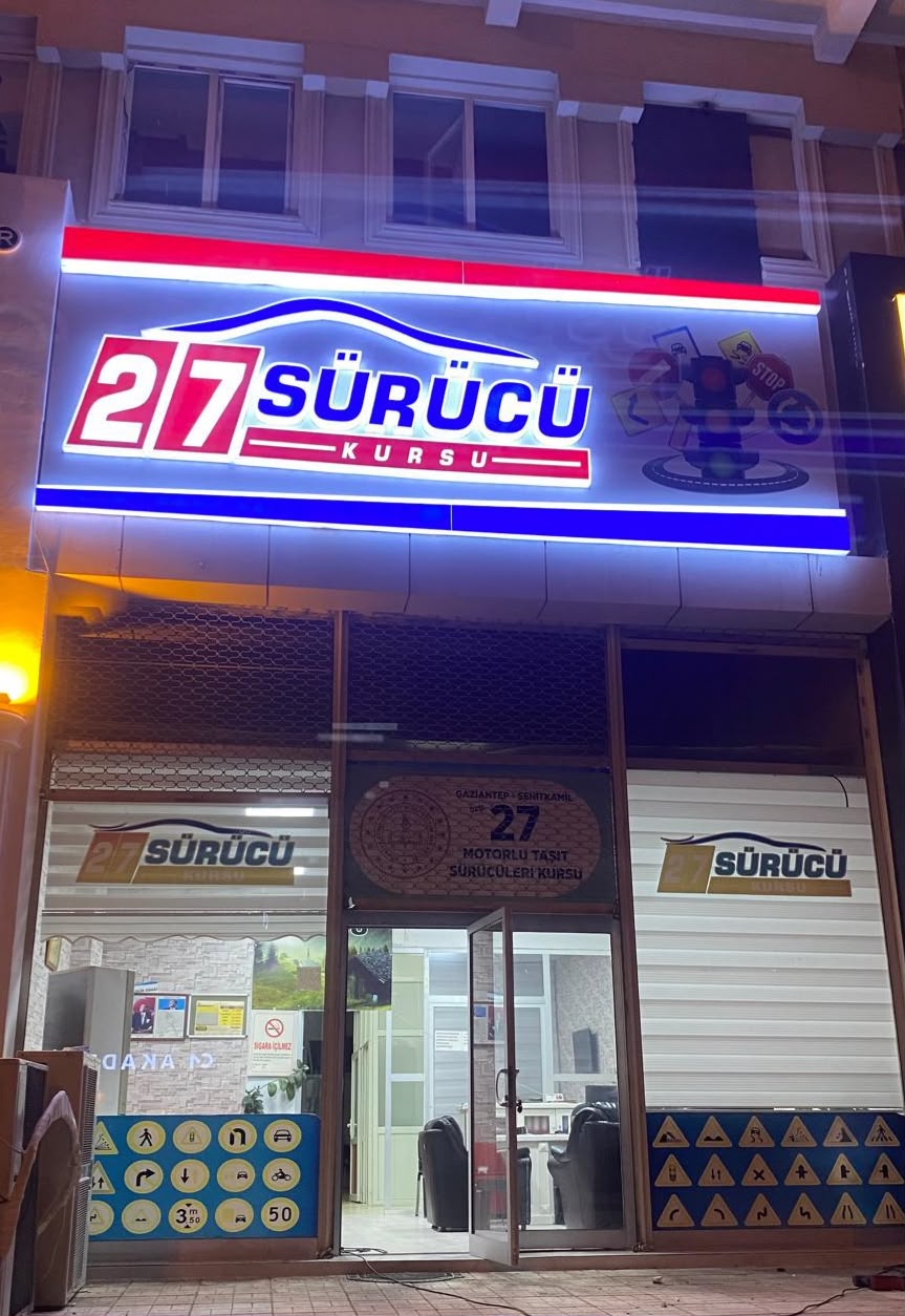 27 Sürücü Kursu'nun binası ve ışıklı tabelası