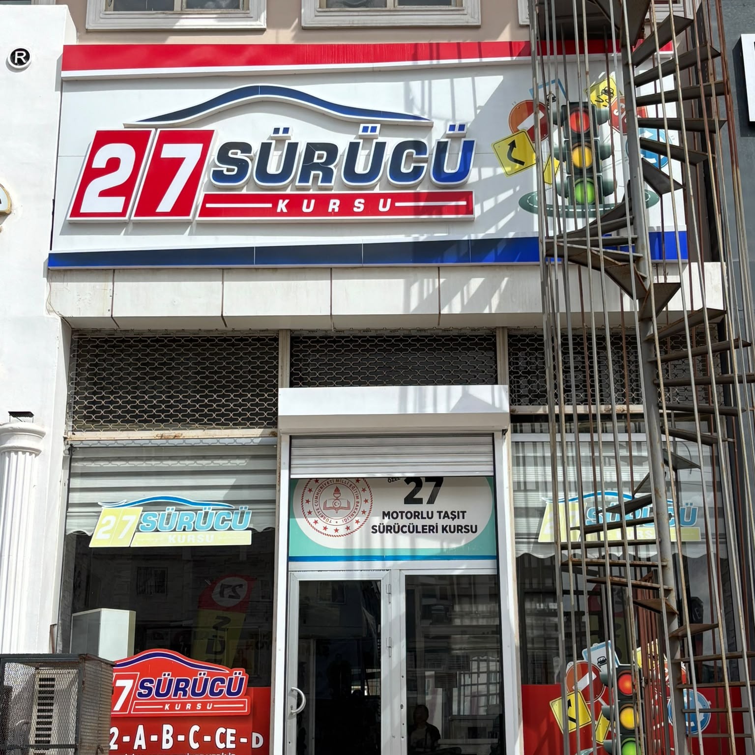 27 Sürücü Kursu binası ve marka tabelası